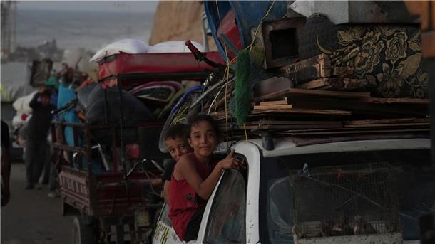 Es sind nur etwa 30 Kilometer von der Stadt Gaza bis in die südliche sogenannte humanitäre Zone. Aber für Hunderttausende, die mitten im Krieg über eine chronisch verstopfte Küstenstraße vor israelischen Bomben zu fliehen versuchen, ist es eine qualvolle Fahrt ins Ungewisse. 