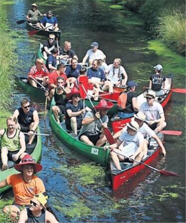 Es staut sich auf dem Kanal - In der Sonne lässt es sich jedoch auch gut aushalten.