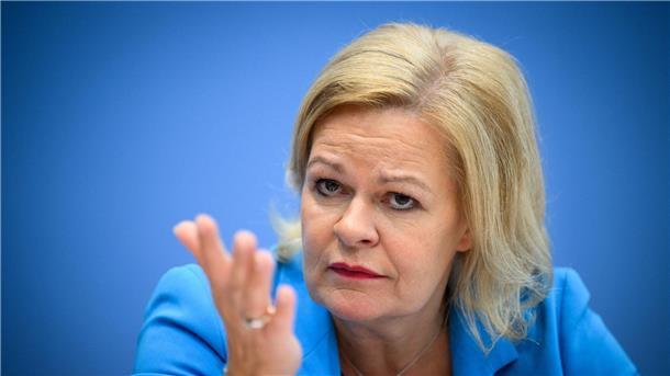 „Es wäre verantwortungslos, diese Diskussion erst nach einer weiteren furchtbaren Gewalttat erneut zu führen“, sagt Bundesinnenministerin Nancy Faeser.