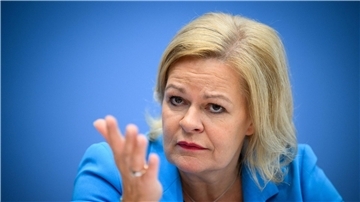„Es wäre verantwortungslos, diese Diskussion erst nach einer weiteren furchtbaren Gewalttat erneut zu führen“, sagt Bundesinnenministerin Nancy Faeser.