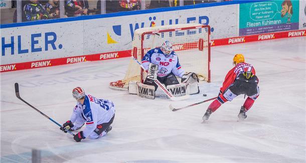 Es war ein enges Spiel zwischen den Fischtown Pinguins und den Nürnberg Ice Tigers. Hier scheitert Markus Vikingstad mit einer Chance.