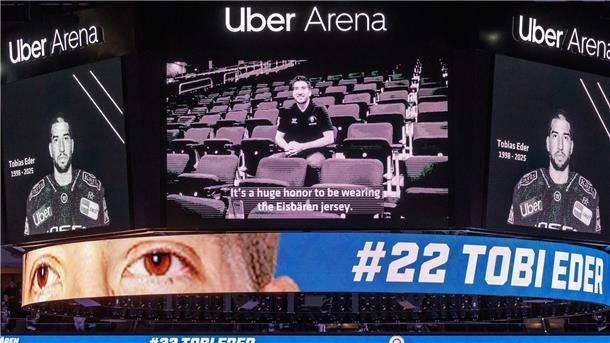 Nach Eders Tod: Tränen und Stille vor Eisbären-Spiel Es waren die Momente tiefster Trauer.