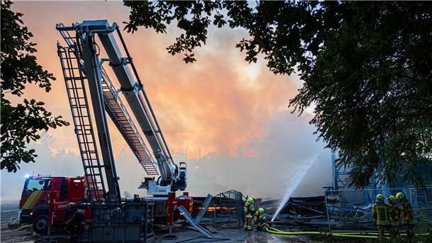 Schaden in Millionenhöhe bei Turnhallenbrand in Hannover Es waren viele Spezialfahrzeuge im Einsatz.