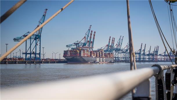 Schiffe und Containerbrücken