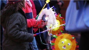 Kinder mit Laternen