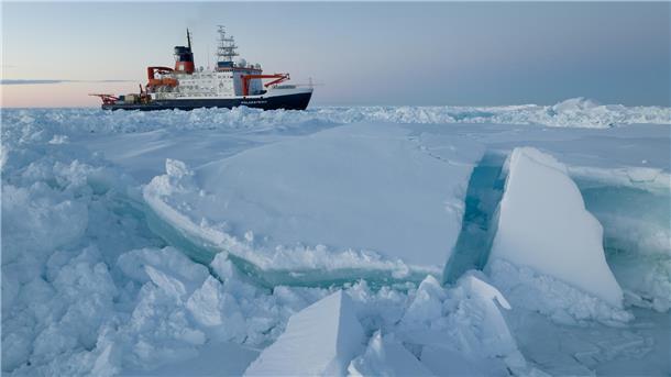 Eisbrecher "Polarstern" von einer Eisscholle aus fotografiert