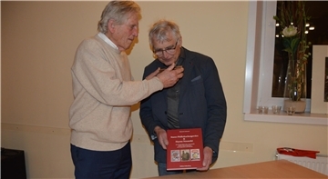 Es zeigt Ulrich Krause, Enkel der Gründer Robert und Helene May, sowie den Autor Heinrich Lohmann