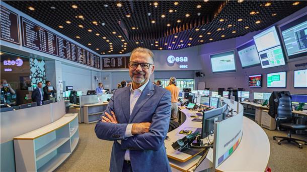 Schutz für die Erde - „Hera“ auf dem Weg ins All Esa-Chef Josef Aschbacher kurz vor dem Start im Kontrollzentrum.