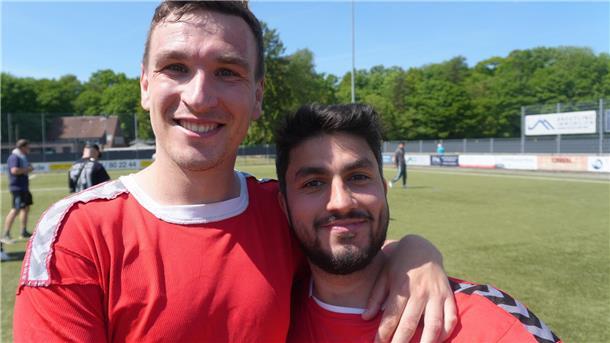  Torjäger Tim Klowat (links) und Ideengeber Oguzhan Hoshaber 
