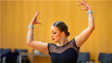 Tänzerin Esther Bauchwitz probt ihre Choreografie. Sie startet zwar mit wenig Solo-Erfahrung, dafür aber mit jeder Menge Selbstbewusstsein bei der EM auf Mallorca.