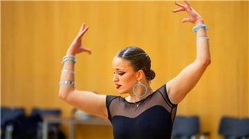 Tänzerin Esther Bauchwitz probt ihre Choreografie. Sie startet zwar mit wenig Solo-Erfahrung, dafür aber mit jeder Menge Selbstbewusstsein bei der EM auf Mallorca.