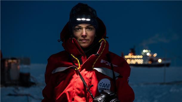 Esther Horvath ist Expeditionsfotografin und dokumentiert die wissenschaftliche Arbeit bei „MOSAiC“.