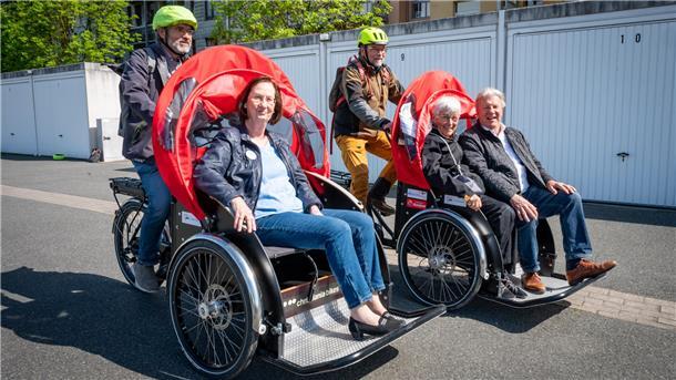 Esther Lindenau (Bürgerstiftung) testet die Rikschas mit Joachim Schmeck-Lindenau (ADFC), Sybille Böschen und Uwe Lissau (beide AWO) werden von Hanke Gissel (ADFC) gefahren.