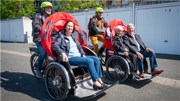 Esther Lindenau (Bürgerstiftung) testet die Rikschas mit Joachim Schmeck-Lindenau (ADFC), Sybille Böschen und Uwe Lissau (beide AWO) werden von Hanke Gissel (ADFC) gefahren.