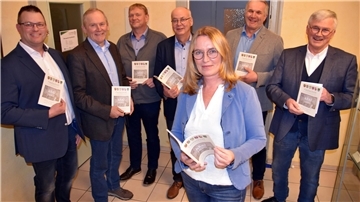 Esther Meyer-Biemold mit den Bürgermeistern (von links) Stefan Behrens, Hermann Meyer, Dirk Detjen, Harald Schmitchen, Gerd Kaiser und Diedrich Höyns. 