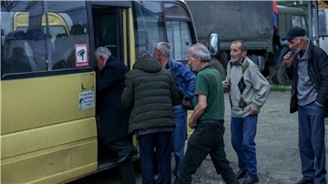 Ethnisch-armenische Männer steigen im Oktober in einen Bus nach Goris in Armenien ein.