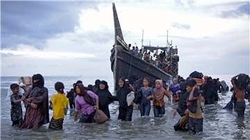 Ethnische Rohingya verlassen ihr Boot nach der Landung in Ulee Madon in der Provinz Aceh.