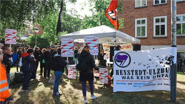 Demonstranten bei AfD-Treffen angefahren: Mann vor Gericht Etwa 100 Menschen demonstrieren vor dem Kieler Landgericht gegen rechte Gewalt.