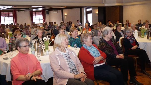 Etwa 140 Frauen kamen am Sonnabend zum Landfrauenfrühtsück ins Hotel Daub, um den Vortrag „Der erste Mann im Leben einer Frau“ zu hören.