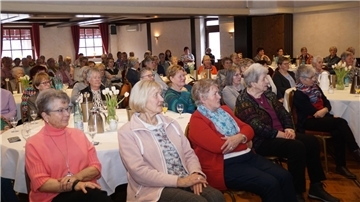 Etwa 140 Frauen kamen am Sonnabend zum Landfrauenfrühtsück ins Hotel Daub, um den Vortrag „Der erste Mann im Leben einer Frau“ zu hören.