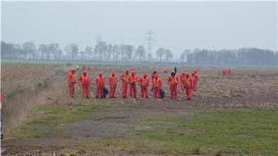 Etwa 50 Personen in Schutzanzügen sammeln derzeit täglich die Flächen rund um die Windenergieanlage ab. Fotos: Pape