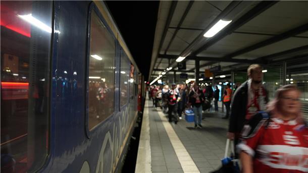 Kurz vor der Abfahrt steht der Sonderzug nach Dresden der Fischtown Pinguins am Hauptbahnhof Bremerhaven.