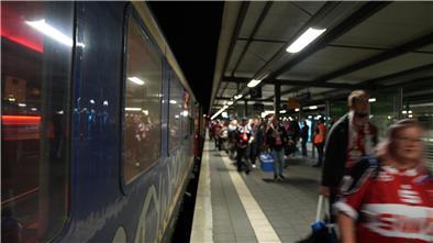 Kurz vor der Abfahrt steht der Sonderzug nach Dresden der Fischtown Pinguins am Hauptbahnhof Bremerhaven.