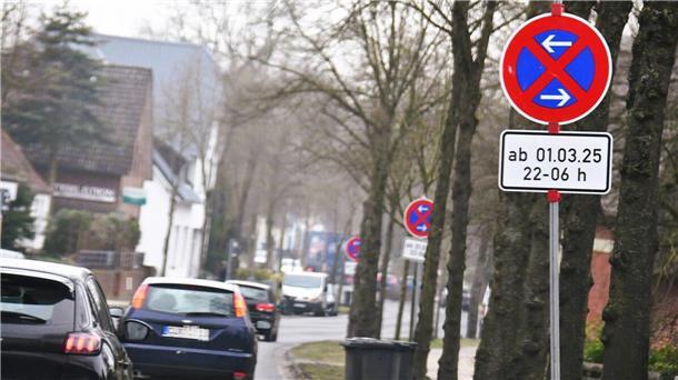 Schilderwald in Stadt und Kreis Cuxhaven: Am Straßenrand stehen in Abstand von wenigen Metern Haltverbotsschilder.
