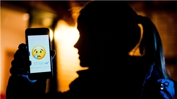 Etwa über den Chat-Dienst WhatsApp findet Mobbing im Internet statt.