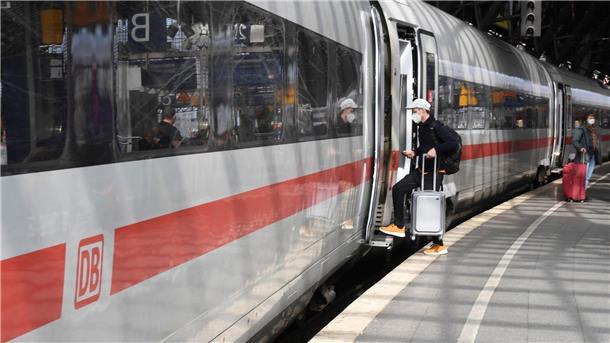 Deutsche Bahn im Fernverkehr pünktlicher als im Dezember Etwas pünktlicher unterwegs als im Dezember: Die Deutsche Bahn.