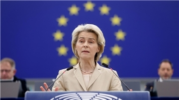 EU-Abgeordnete haben die Freigabe von Geldern parteiübergreifend kritisiert und Kommissionspräsidentin Ursula von der Leyen vorgeworfen, sich von Ungarn erpressen zu lassen.