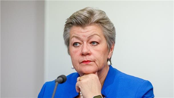 EU-Innenkommissarin Ylva Johansson bei der Hybrid-Pressekonferenz von Europol.
