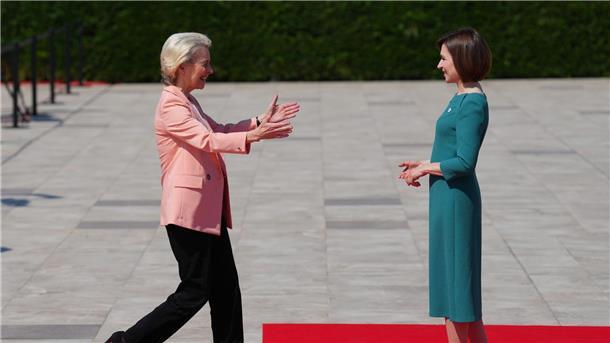 EU-Kommissionspräsidentin Ursula von der Leyen begrüßt Moldaus Präsidentin Maia Sandu.