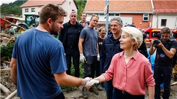 EU-Kommissionspräsidentin Ursula von der Leyen besucht ein Katastrophengebiet in Slowenien.