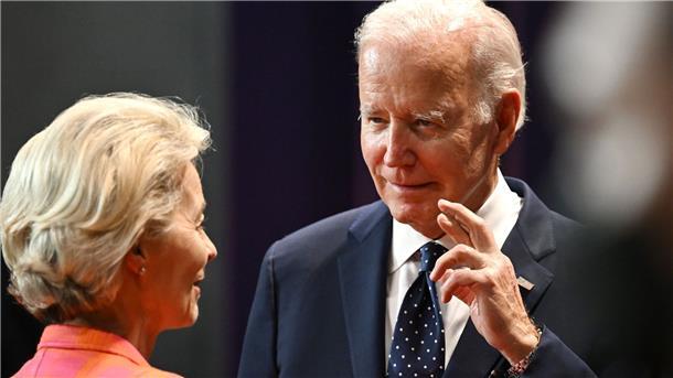 Russland gerät auch beim G20-Treffen unter Druck EU-Kommissionspräsidentin Ursula von der Leyen im Gespräch mit US-Präsident Joe Biden.