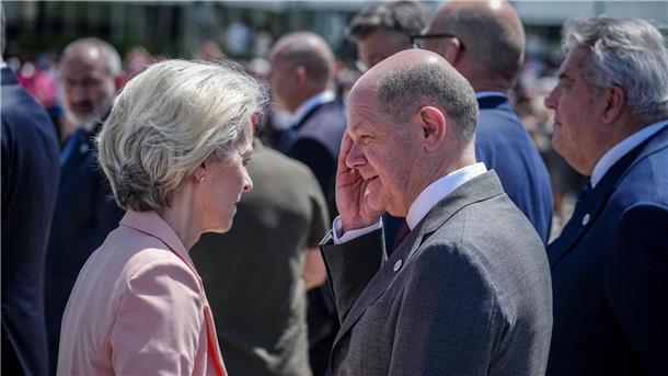 EU-Kommissionspräsidentin Ursula von der Leyen im Gespräch mit Bundeskanzler Olaf Scholz.