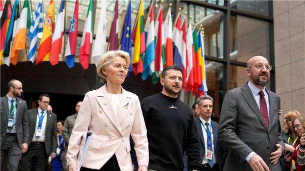 EU beschließt Start von Ukraine-Beitrittsverhandlungen EU-Kommissionspräsidentin Ursula von der Leyen (l-r), Präsident der Ukraine Wolodymyr Selenskyj, und EU-Ratspräsident Charles Michel, bei dem EU-Gipfel in Brüssel.