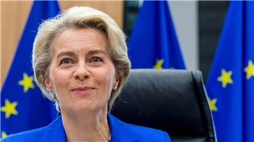 EU-Kommissionspräsidentin Ursula von der Leyen lächelt, während sie auf den Beginn der wöchentlichen Sitzung des Kommissionskollegiums im EU-Hauptquartier wartet.