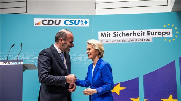 Union siegt bei Europawahl - AfD im Osten auf Platz eins EU-Kommissionspräsidentin Ursula von der Leyen zusammen mit dem Vorsitzenden der EVP-Fraktion Manfred Weber im Europaparlament.