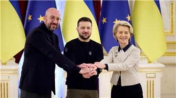 EU-Ratspräsident Charles Michel, Ukraine-Staatschef Wolodymyr Selenskyj und EU-Kommissionspräsidentin Ursula von der Leyen beim EU-Ukraine-Gipfel.