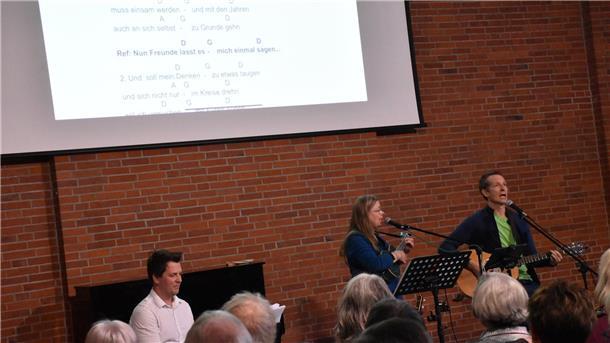 Musiker spielen vor Publikum