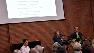 Knapp 200 Menschen singen beim Rudelklingen in Beverstedt für Demokratie Musiker spielen vor Publikum