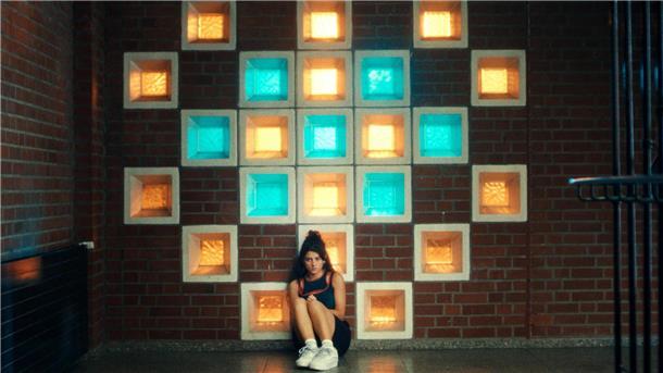 Ein Teenagerin sitzt vor einer Wand. „Euphorie“: Die deutsche Variante der Kultserie zeigt Teenager zwischen Sehnsucht, Druck und Eskapismus. Im Mittelpunkt steht Mila (Derya Akyol), die nach einer Krise Halt in Kick und Chaos sucht.