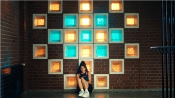 Ein Teenagerin sitzt vor einer Wand. „Euphorie“: Die deutsche Variante der Kultserie zeigt Teenager zwischen Sehnsucht, Druck und Eskapismus. Im Mittelpunkt steht Mila (Derya Akyol), die nach einer Krise Halt in Kick und Chaos sucht.