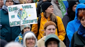 „Eure Wahl = Meine Zukunft“: Demonstrierende auf dem Königsplatz in München.