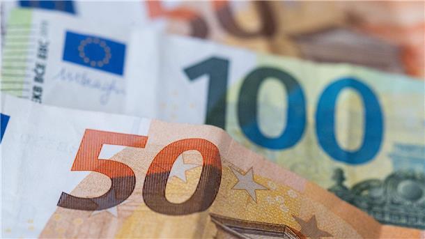 Bremer Senat plant erneut mit Notlage Euro-Banknoten liegen auf einem Tisch.