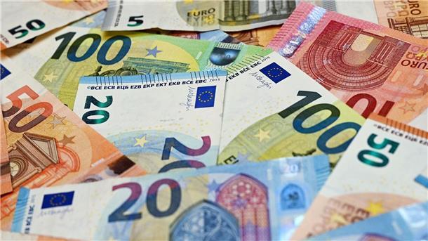 Eurobanknoten liegen auf einem Tisch.