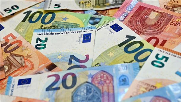 Ottobock-Eigentümer will weitere Anteile verkaufen Eurobanknoten liegen auf einem Tisch.
