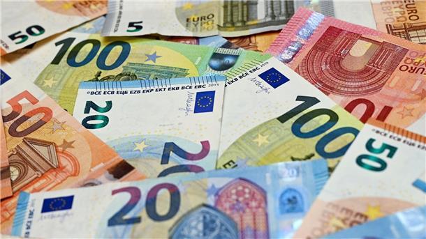 CDU: Mehr Geld für Straßen, Medizinstudien und Tierhalter Eurobanknoten liegen auf einem Tisch.