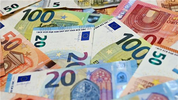 Wohnraum für Geflüchtete knapp - Bremen investiert Millionen Eurobanknoten liegen auf einem Tisch.